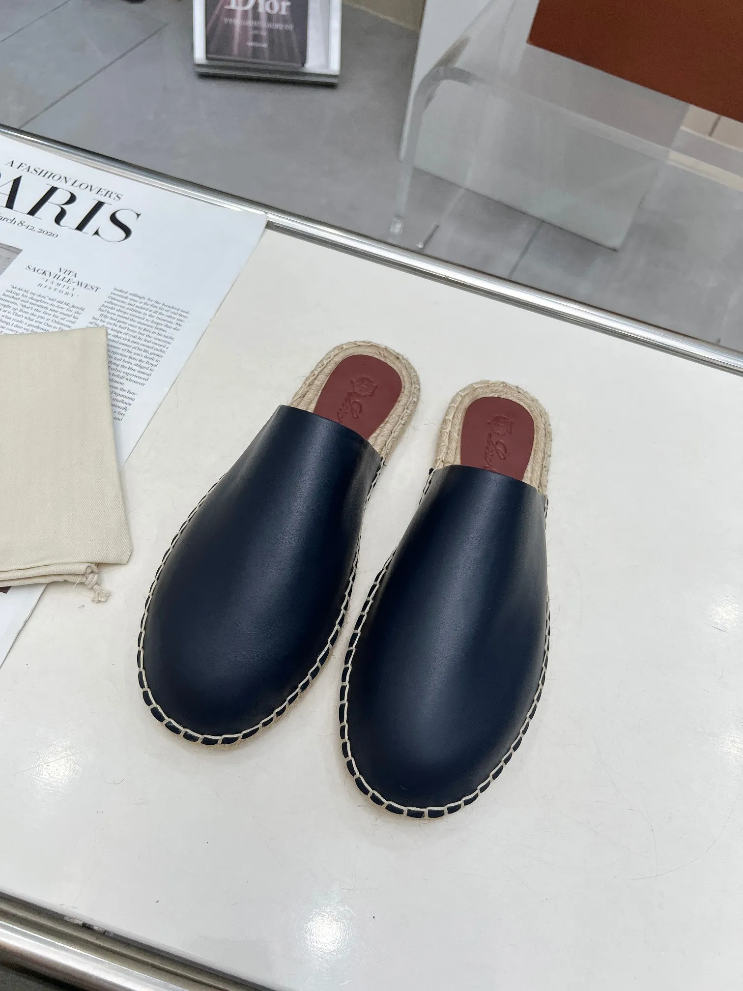 Men's men's shoes 💰520 🧚‍♂️.Loro Piana*👉Top genuine high-end fisherman's shoes and half-drag style👉Buy the original 1:1 copy💯💯💯 Founded the existing Loro Piana company on April 24, 1924. It is now the sixth generation of family business, providing high-quality products to customers who are discerning about taste and quality. ❤️Imported calfskin fabric. The lining is made of A-grade sweat-absorbent and breathable lining. 💯💯💯 Purely handmade. 💯Authentic packaging. Original one-to-one molded outsole. The favorite sandals of Middle Eastern tycoons. Code number: 39-46.